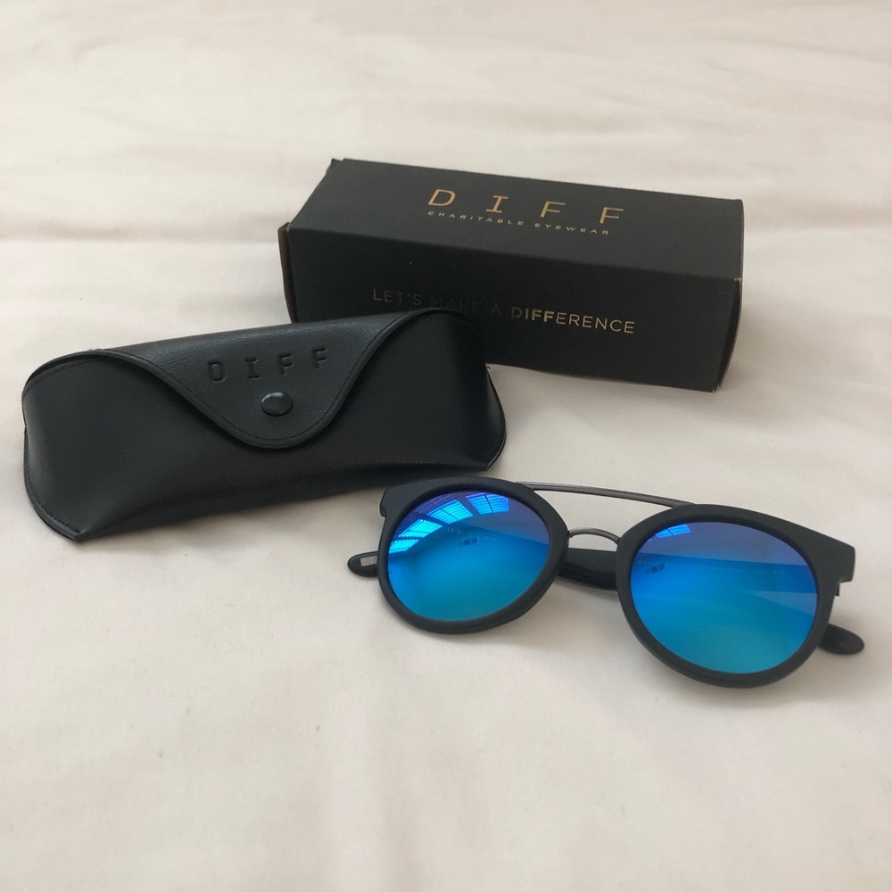 DIFF BLUE MIRRORED SUNGLASSES